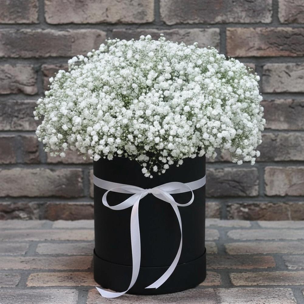 Цветочная композиция из Гипсофила в шляпной коробке в Дивеево