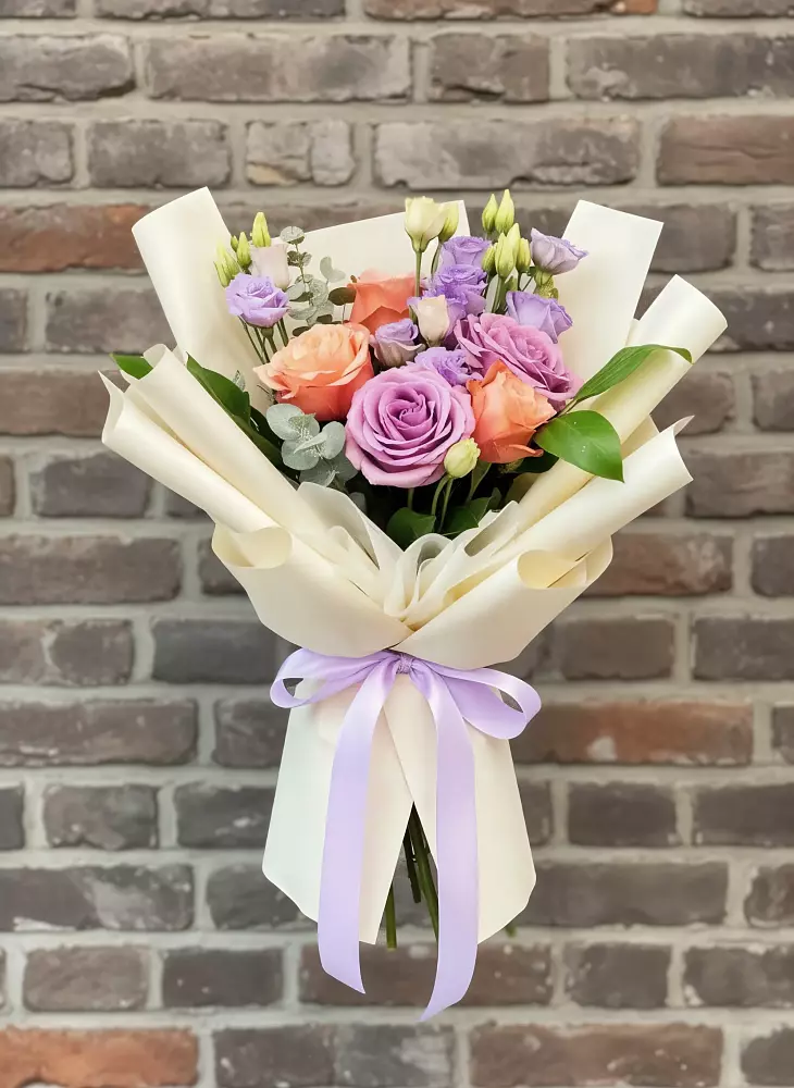 Букет цветов из: Лизиантусы и Розы в Дивеево