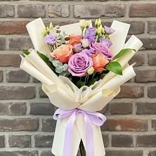 Букет цветов из:  Лизиантусы и Розы в Дивеево