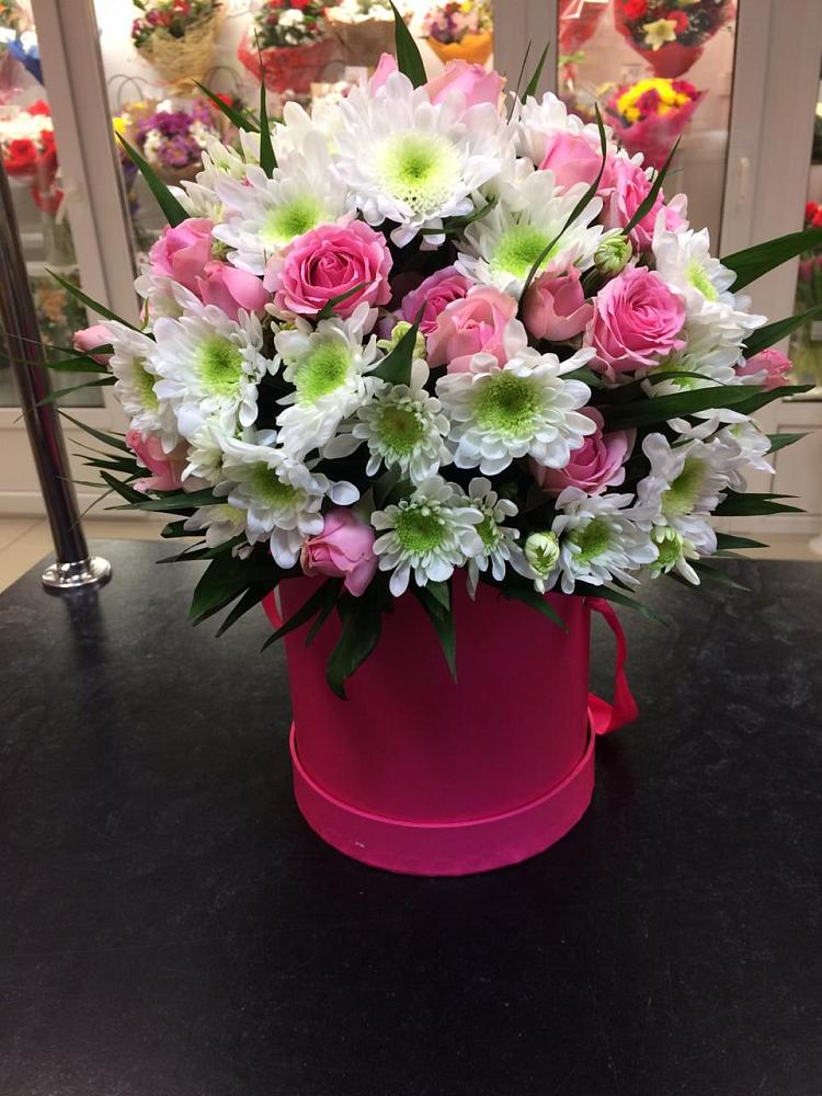 Цветочная композиция из Розы и Хризантемы в шляпной коробке в Дивеево