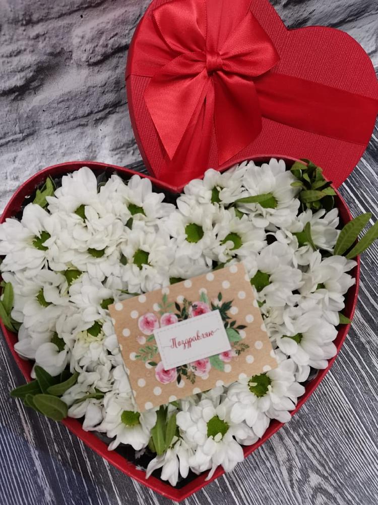 Цветочная композиция из Хризантемы в виде сердца в Дивеево