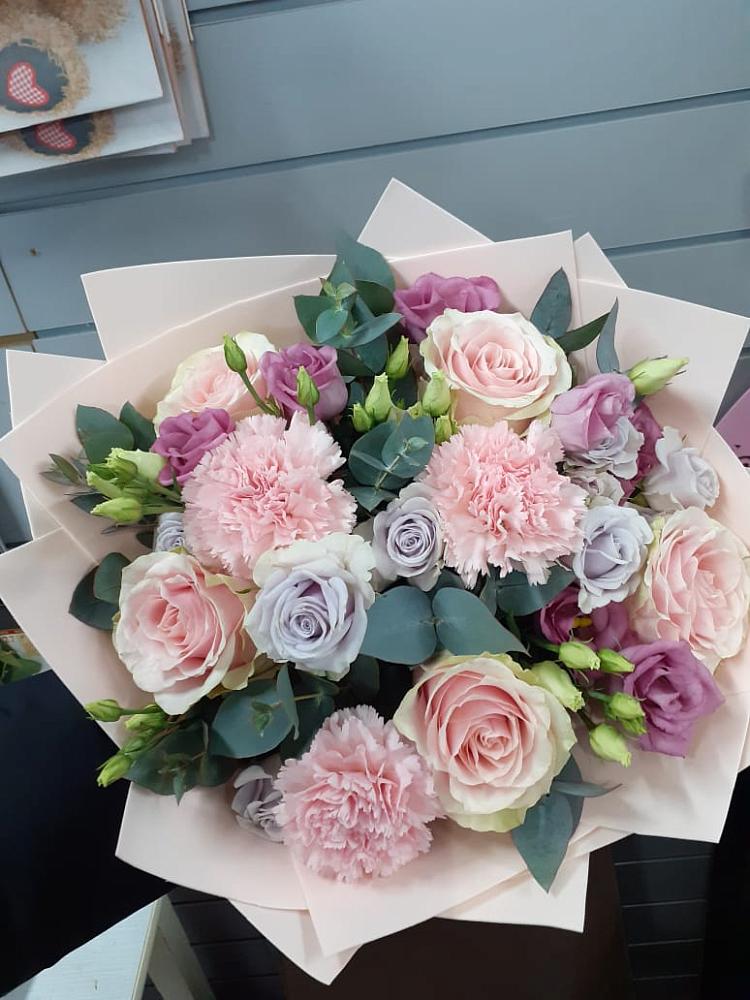 Букет цветов из: Розы, Гвоздики и Лизиантусы в Дивеево